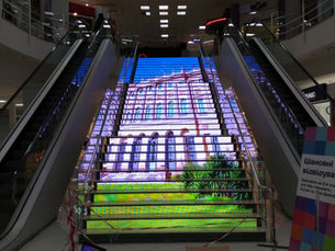 Первая в Украине светодиодная лестница в ТЦ Gorodok Gallery