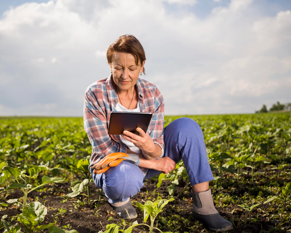 mulher fazendo leitura de tablet utilizado para cadastro ambiental rural