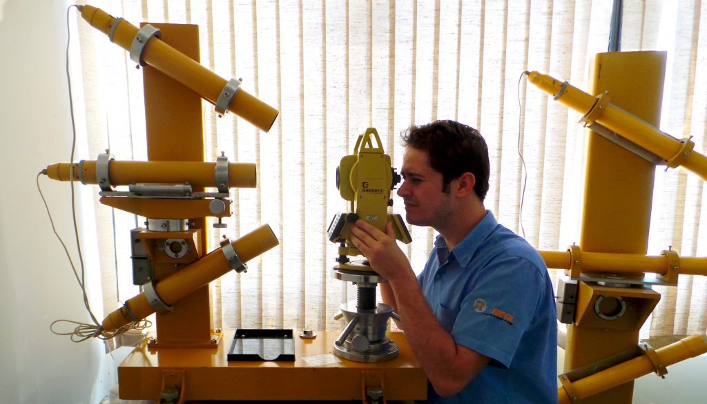 calibração de equipamentos topográficos