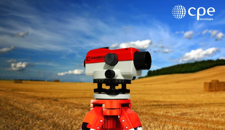 nível topográfico sendo utilizado em campo