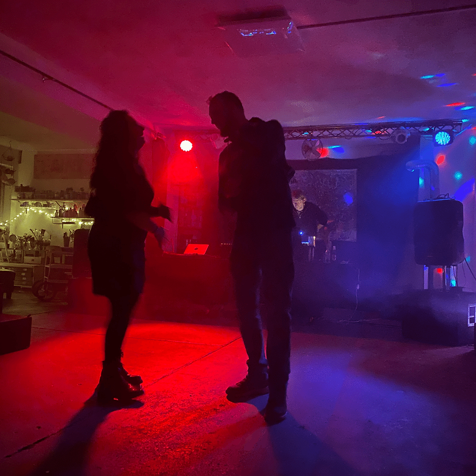 stadtknd_music&art_ zwei Menschen tanzen