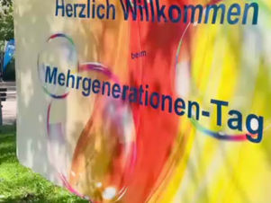 Kinder und Erwachsene gestalten beim Mehrgenerationstag in Heidenau bunte Spin-Painting-Kunstwerke am mobilen Farbatelier von STADTKND.