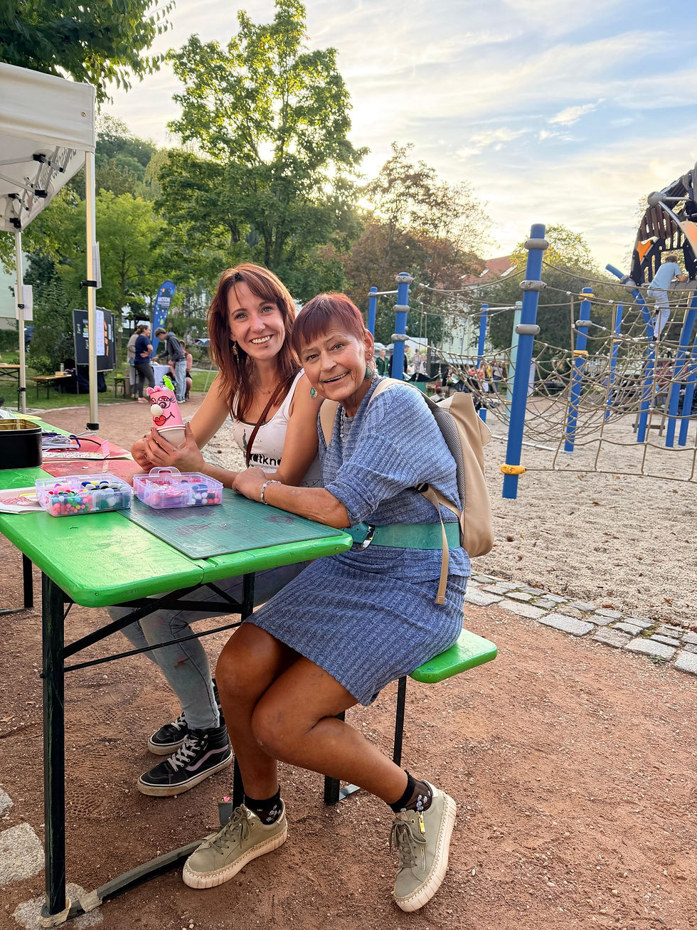 Besucher verschiedener Generationen entdecken beim Mehrgenerationstag in Heidenau die kreative Spin-Painting-Station von STADTKND.