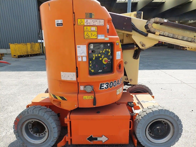 Miniature : Nacelle articulée électrique automotrice d'occasion JLG E300AJP