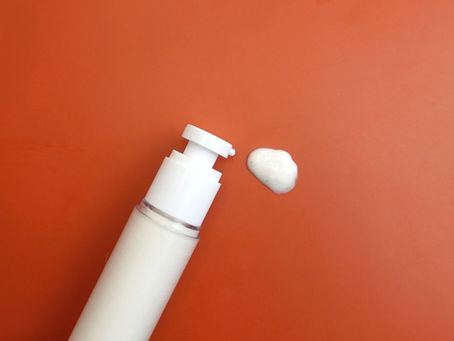 Leichte Haarmilch als Leave-in in Airless-Spender mit milchiger Textur