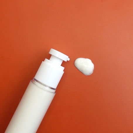 Leichte Haarmilch als Leave-in in Airless-Spender mit milchiger Textur