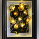 Composition florale lumineuse encadrée par Les Plumes de Kâ.