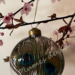 Boule de Noël Les Plumes de Kâ avec plumes de paon.
