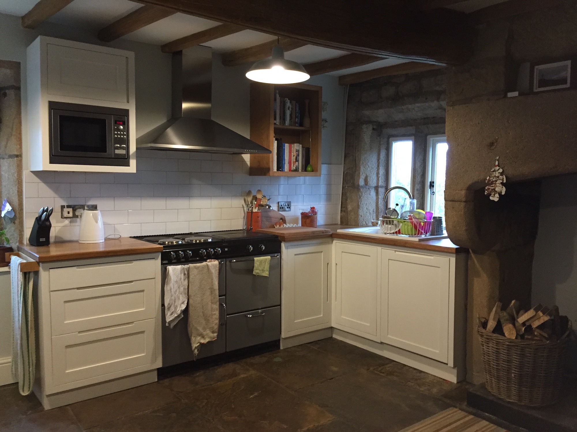 Small Painted Kitchen & Oak Worktops