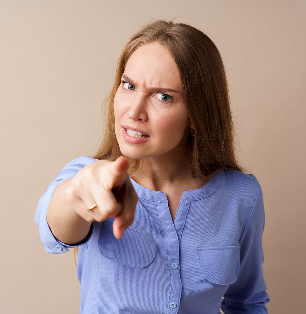 femme frustrée et en colère qui ne sait pas s'affirmer