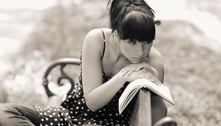 femme triste et seule car elle manque de confiance en elle. Elle s'isole.