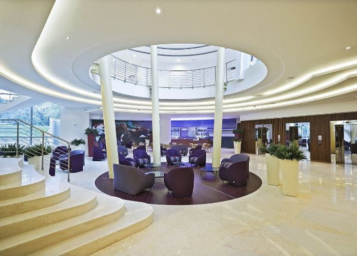  Una Hotel lobby