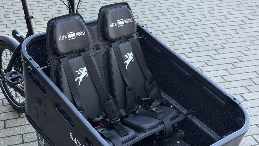 IBEX 2 mit den neuen Kinder Hängesitzen für den sicheren Transport der Kinder