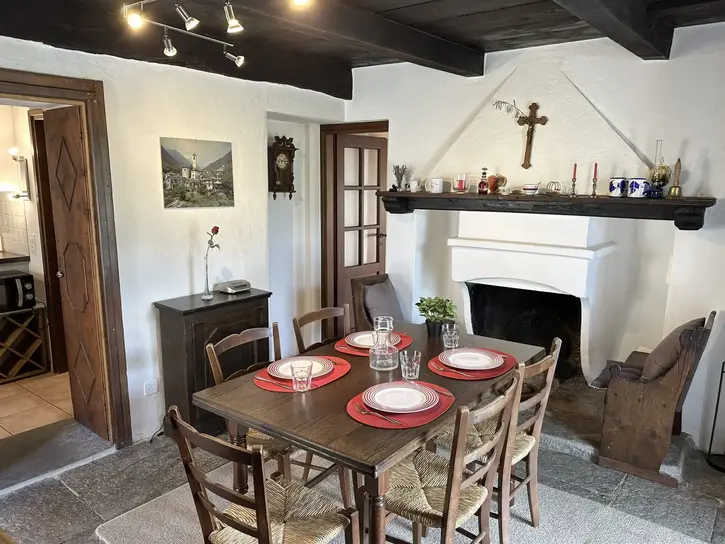 ferienhaus in der schweiz, im tessin, der süd-schweiz, es ist ein altes Steinhaus, ein sogenanntes Rustico, wir wollen dieses haus für interessierte reisende, für touristen, für urlaubssuchende präsentieren. das steinhaus schmiegt sich an einen Hang der Südalpen, ist umgeben von bergen, und man blickt hinunter auf den See Lago maggiore. das grundstück, der garten ist eine kleine in sich geschlossene Welt, voll mediterraner pflanzenpracht, voller palmen, kamelien und azaleen, voller geschützter sitzplätze, sei es unter einer Wein-Pergola oder auf der erhöhten Aussichtsterrasse, es ist ein ort um die Natur, die landschaft, die ruhe, die berge, den see, das mittelmeer-klima in sich aufzunehmen. ein ort an dem das herz sagt "la vita é bella"
