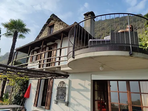 gezeigt wird das Ferienhaus Al Torchio Appartement Tessin Rustico Hideaway Lago Locarno Palmen