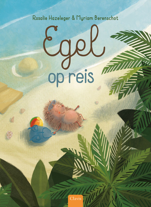 Egel die op heerlijk op het strand ligt met palmbomen