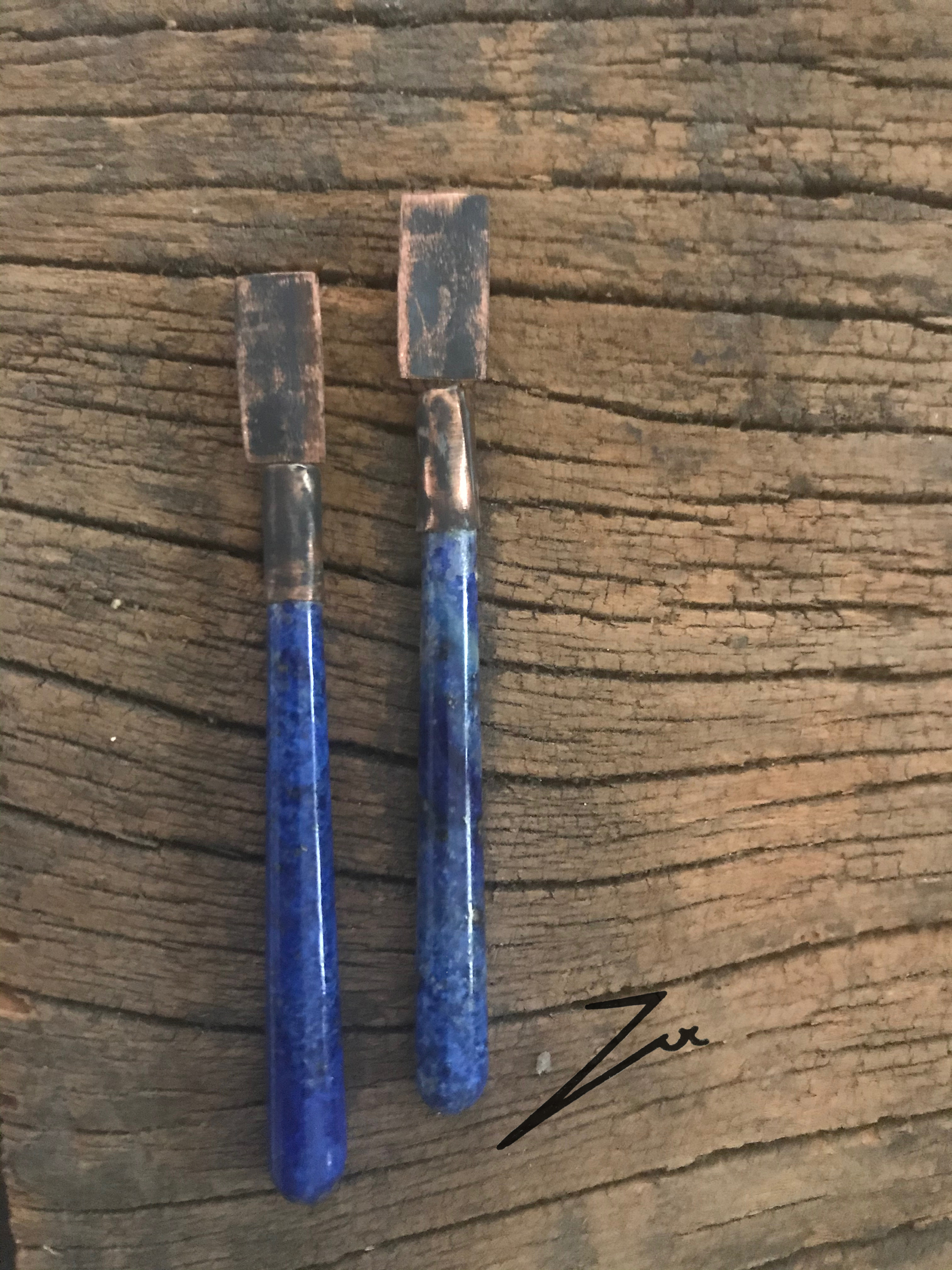Brinco Lápis Lazuli, com lapidação cilíndrica e cobre oxidado