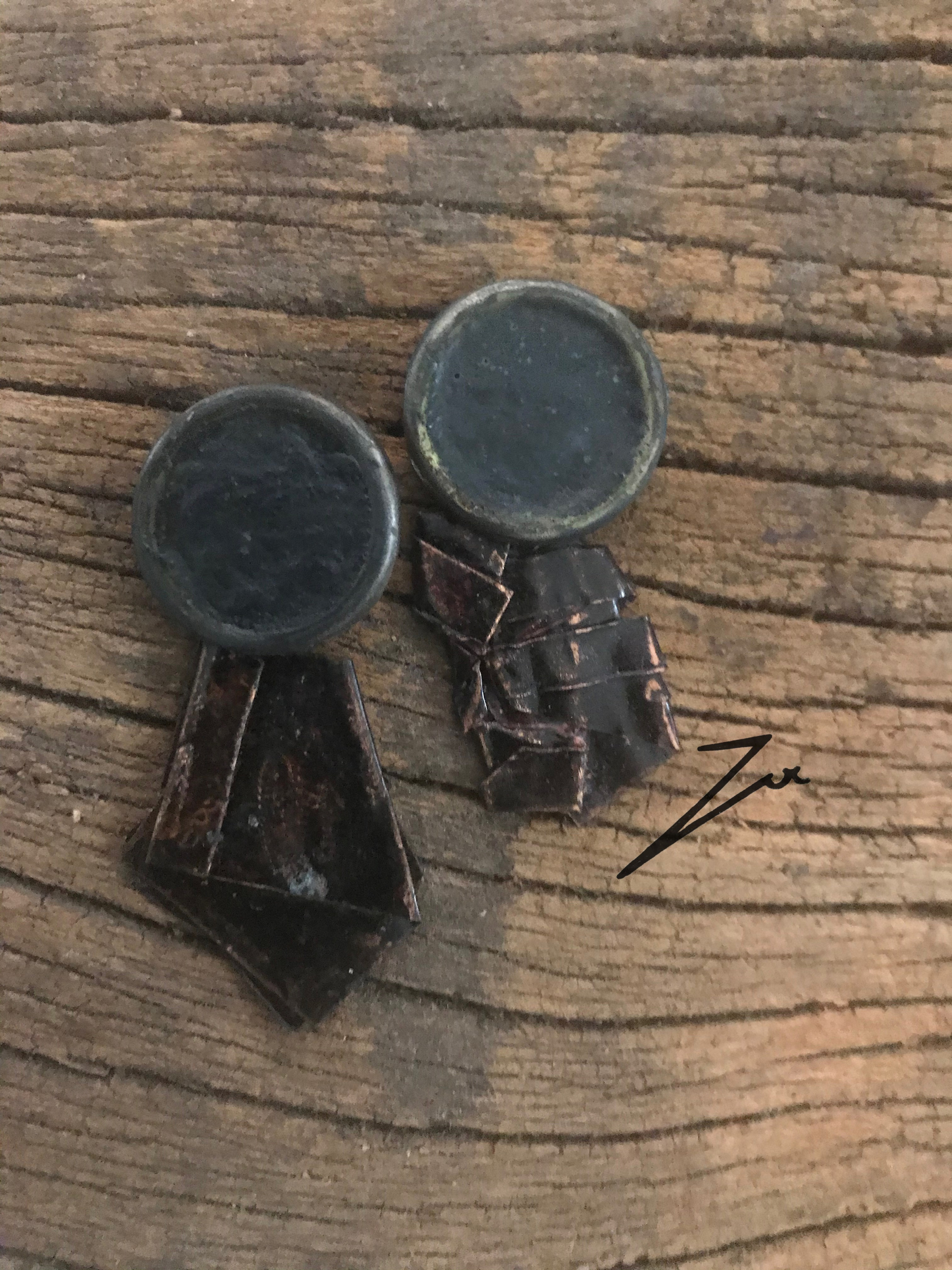 Brinco base prata com esmalte fosco e corpo em tramas de cobre oxidados