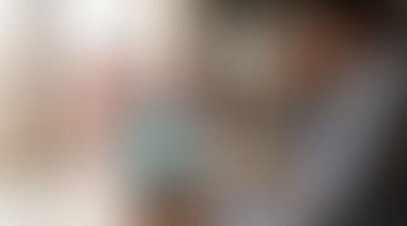 Reklam bütçesi harcanmasına rağmen güven vermeyen bir web sitesi nedeniyle dönüşüm alınamamasını anlatan modern dijital pazarlama konsepti. Görselde laptop ekranı, düşük dönüşüm grafikleri ve boşa akan reklam trafiği hissi öne çıkar.