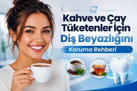 Kahve ve çay tüketimine rağmen beyaz ve sağlıklı dişlerini koruyan gülümseyen kişinin yer aldığı modern diş beyazlatma ve ağız bakımı blog görseli.