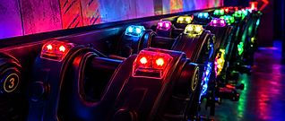 Lasermaxx Westen mit leuchtenden LED-Sensoren und Phasern im Instruction Room bei Laserstar Schwerzenbach.