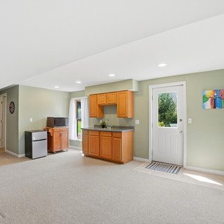 wet bar or kitchenette