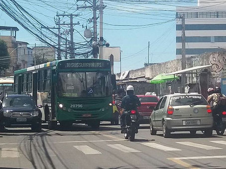 PILOTO E ARTISTA: MOTORISTA DE ÔNIBUS DE SALVADOR VIRALIZA APÓS VÍDEO SOLTANDO A VOZ NA ‘SOFRÊNCIA’