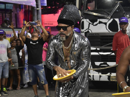 CARLINHOS BROWN, DE CORPO FECHADO E CAMINHOS ABERTOS