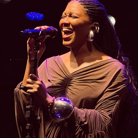 LUEDJI LUNA ENCANTA SOTEROPOLITANOS EM SHOW HOMENAGEANDO SADE NO DIA DA CONSCIÊNCIA NEGRA