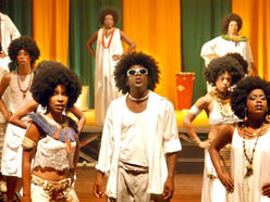 BANDO DE TEATRO OLODUM CELEBRA 25 ANOS DO ESPETÁCULO “CABARÉ DA RRRRRAÇA” NO VILA