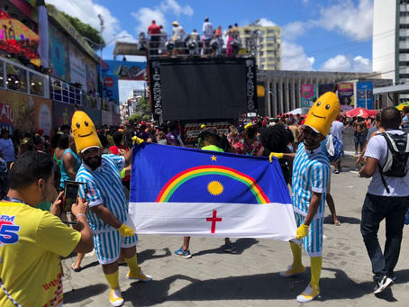 CARNAVAL DE SALVADOR TEM ATÉ BANANAS DE PIJAMAS CURTINDO A FOLIA
