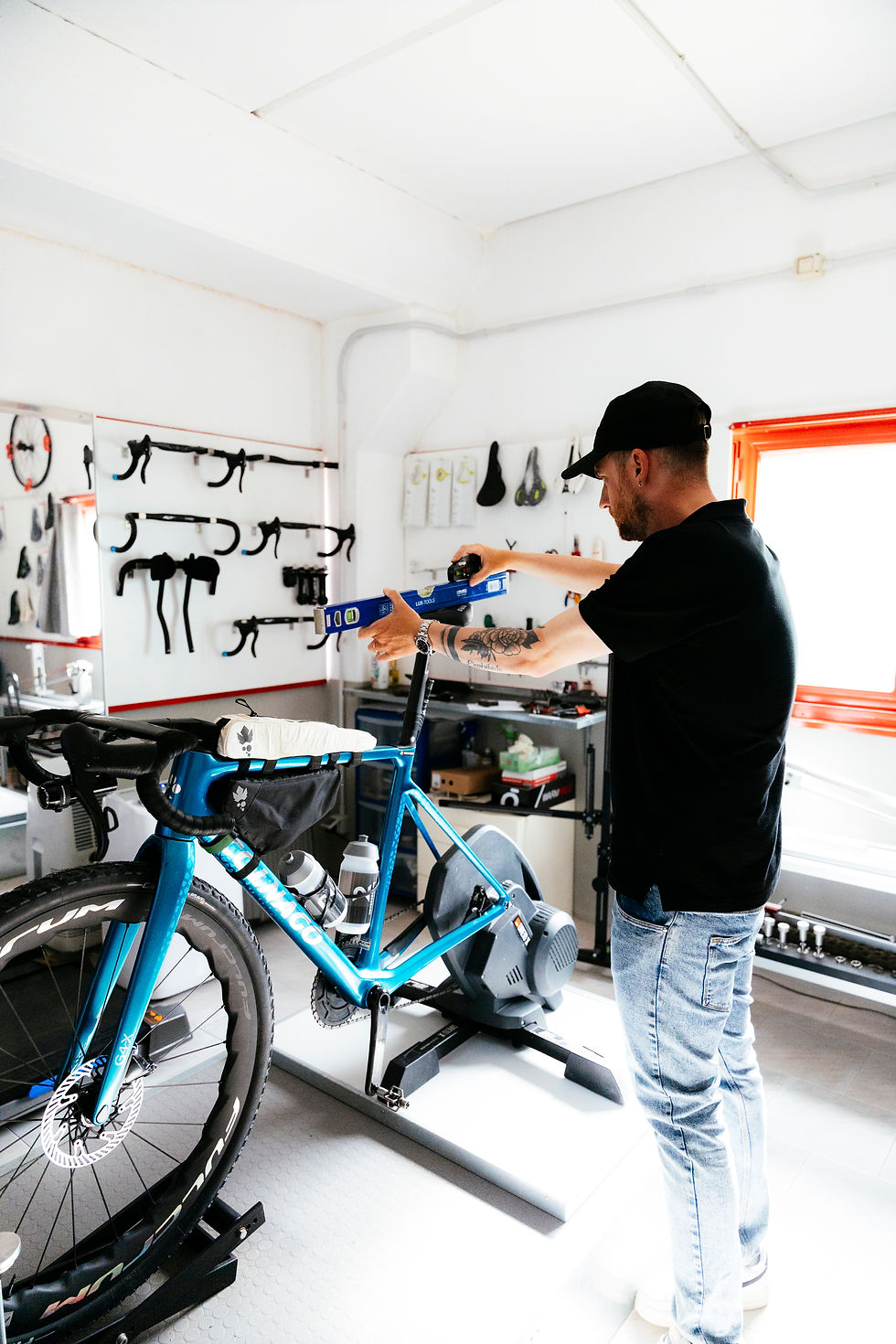 Tecnico esegue un bike fitting su una bici da triathlon