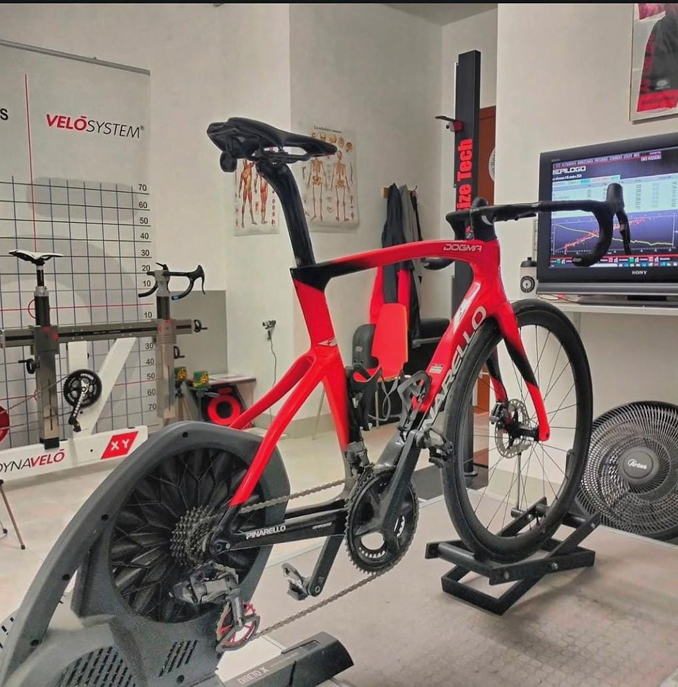 Bike fitting professionale con bici da corsa su rullo.