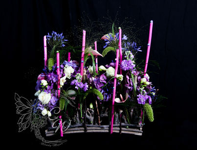 Openingsstuk met bloemen en takken