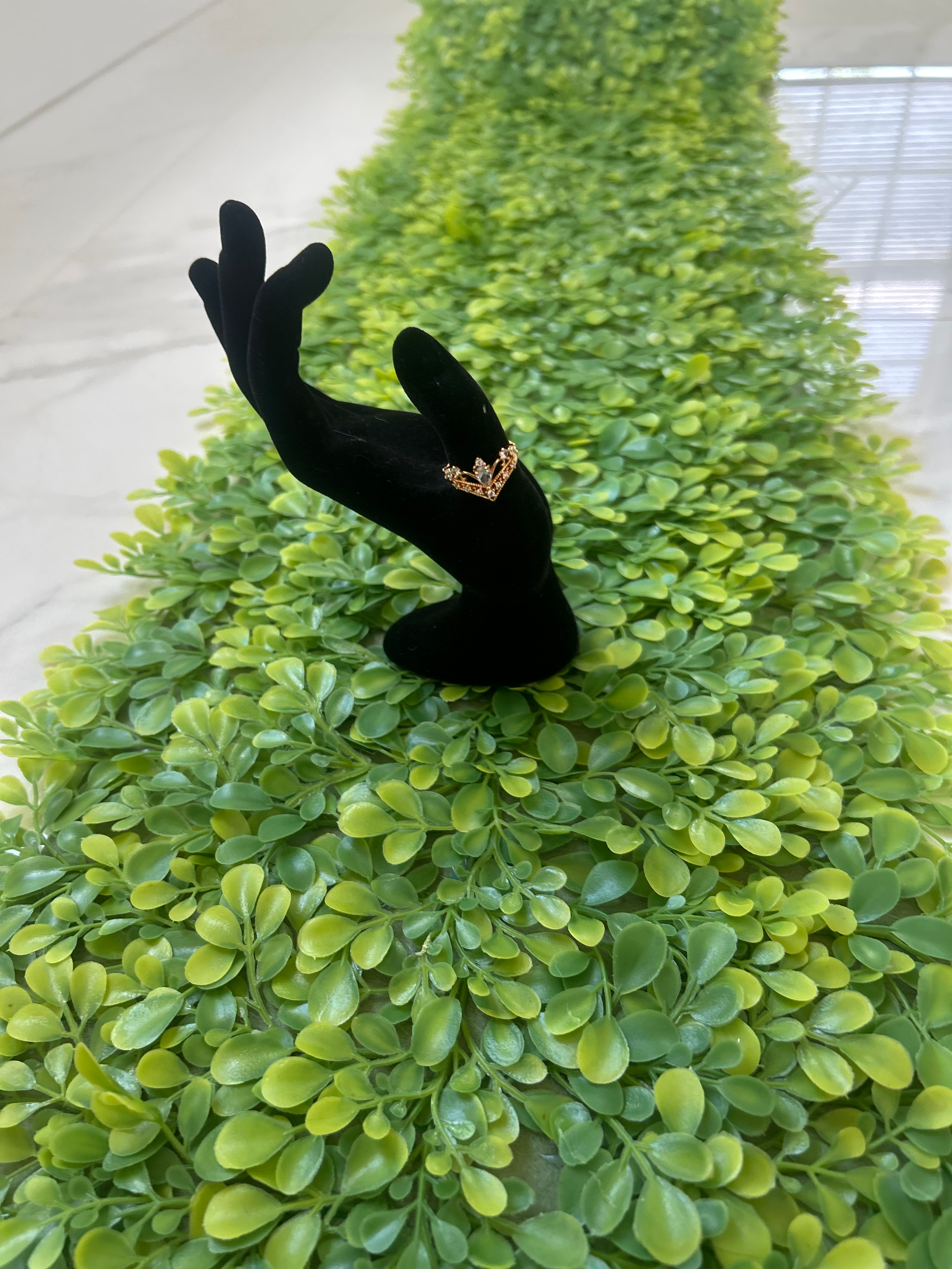 (52)crown ring/size 7