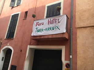 Pancarta contra l'hotel El Llorenç