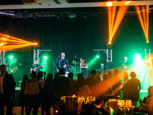 Como contratar musica en vivo para eventos corporativos?