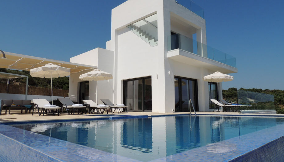 01 Zeus Bay Villa with infinity pool.JPG