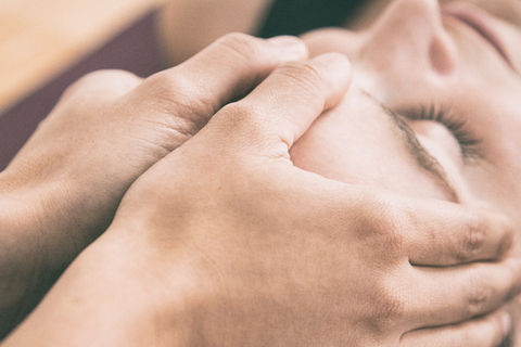 Sanfte Berührung im Rahmen einer Mindshift42 Anwendung zur Förderung von Entspannung