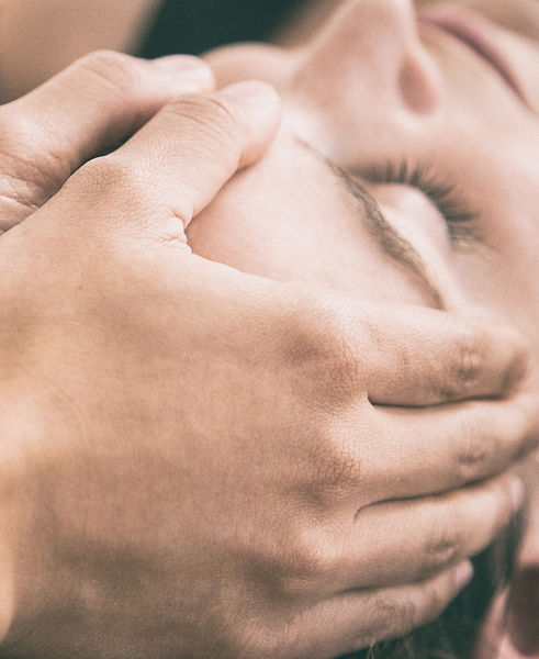 Frau entspannt bei Access Keys Anwendung mit sanfter Berührung am Kopf