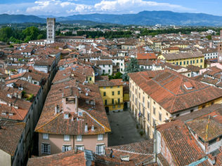 How to get from Pisa Airport to Lucca?