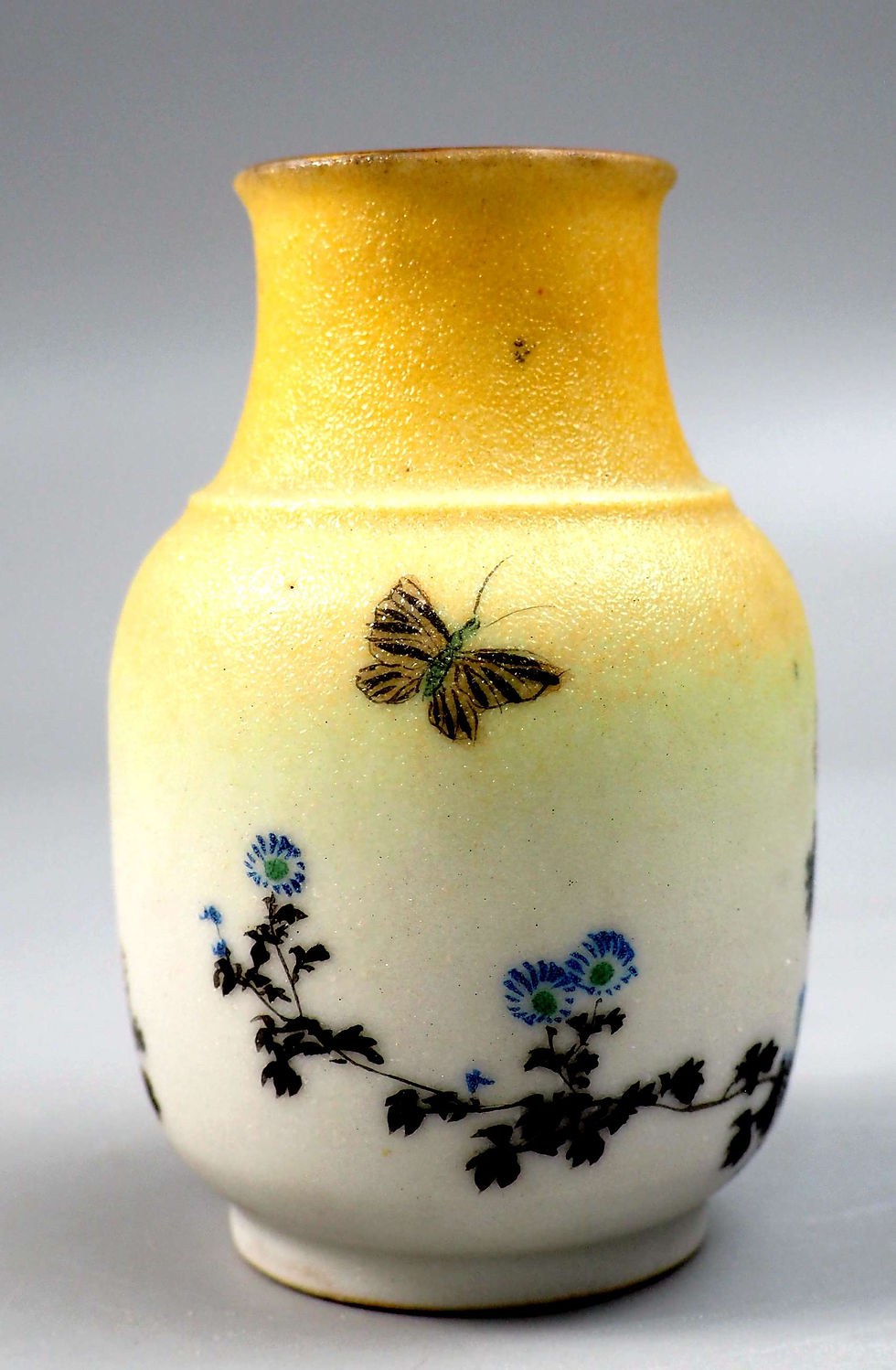 サムネイル： 【Sold】 竹内忠兵衛 石目焼 花瓶 黄色   底部に書き銘「専売特許二二五二五一五」
