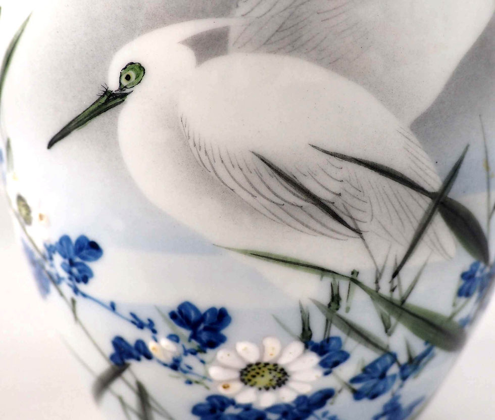 サムネイル： 【Sold】 加藤幹山　花瓶　釉下彩　花鳥　底部に在銘