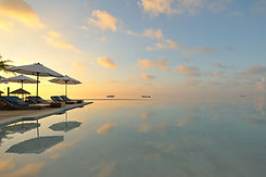STOHLER TOURS_VOYAGES_MALDIVES_VACANCES_HOTEL_LUXE_PISCINE A DEBORDEMENT_MER_TRANSAT_COUCHER DE SOLEIL