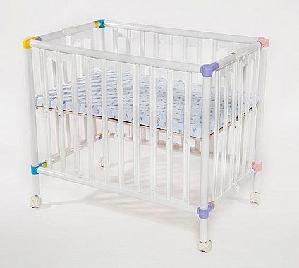 תמונה ממוזערת: עריסה לתינוק מפלסטיק הופכת ללול + מזרן נושם העומד בדרישות התקן סופר בייבי