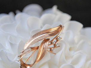 Un accessoire vintage qui fait toute la différence : La Broche