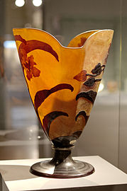Vase_with_branches_of_orchids_Emile_Gallé (Source : WIKIPEDIA).