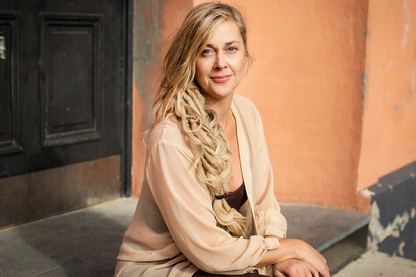 profil sittande mörk bakgrund.jpg