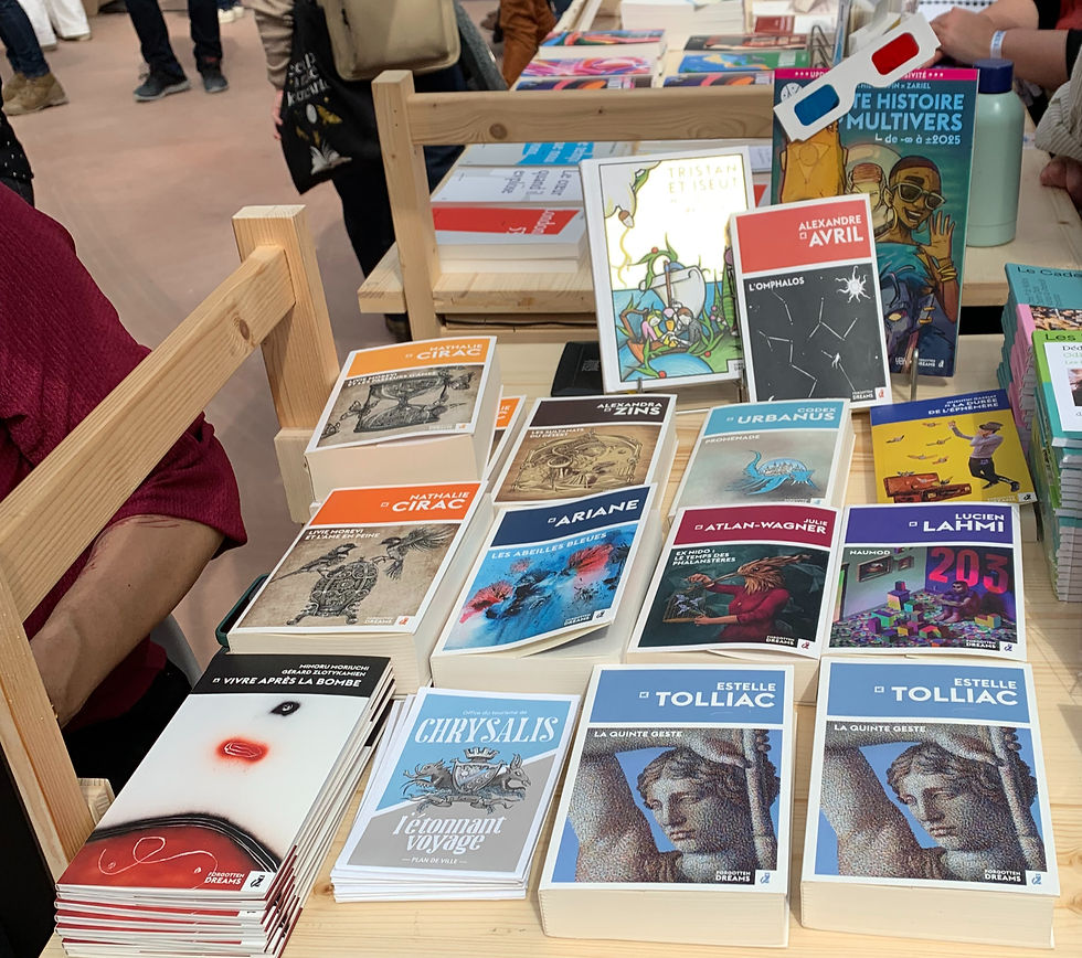 Photographie du stand de Forgotten Dreams. On peut observer les titres La Quinte Geste d'Estelle Tolliac, la saga Livie Morevi de Nathalie Cirac, le premier tome de la duologie Ex Nido de Julie Atlan-Wagner, Les Sultanats du Désert par Alexandra Zins, Les Abeilles Bleues par Ariane, Le temps de l'éphémère par Quentin Gassiat et Promenade par Codex Urbanus