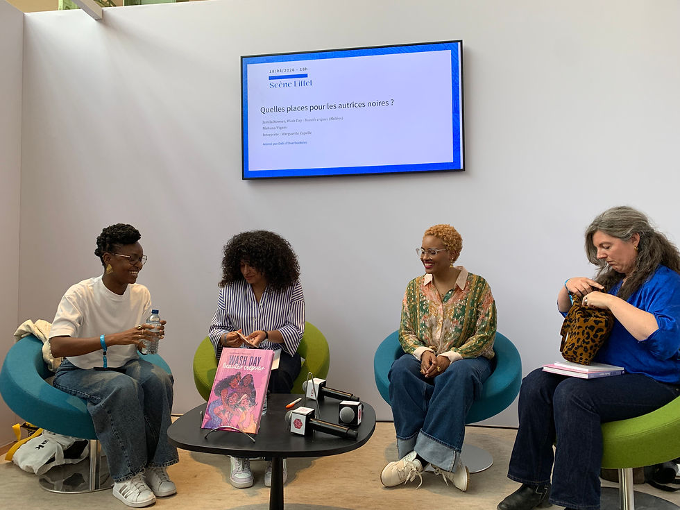 Photographie des intervenantes (Mahuna Vigam et Jamila Rowser) ainsi que de la modératrice (Déli de l'association Overbookées) et de la traductrice pour la table ronde autour de la place des autrices noires dans la littérature.